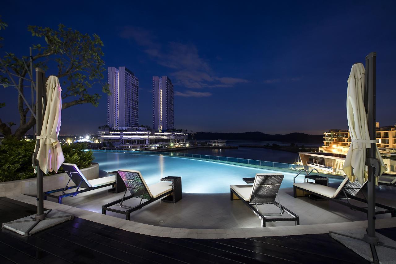 Pinetree Marina Resort Nusajaya  Bagian luar foto