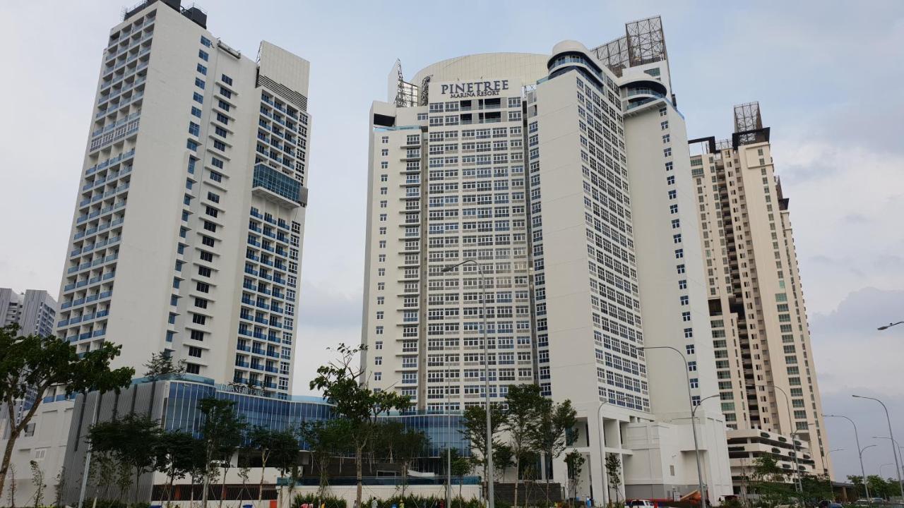 Pinetree Marina Resort Nusajaya  Bagian luar foto